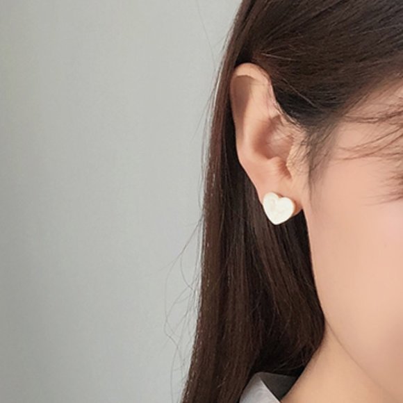 💙Flawless Angel Heart Golden Stud Earrings - Picture 5 of 7